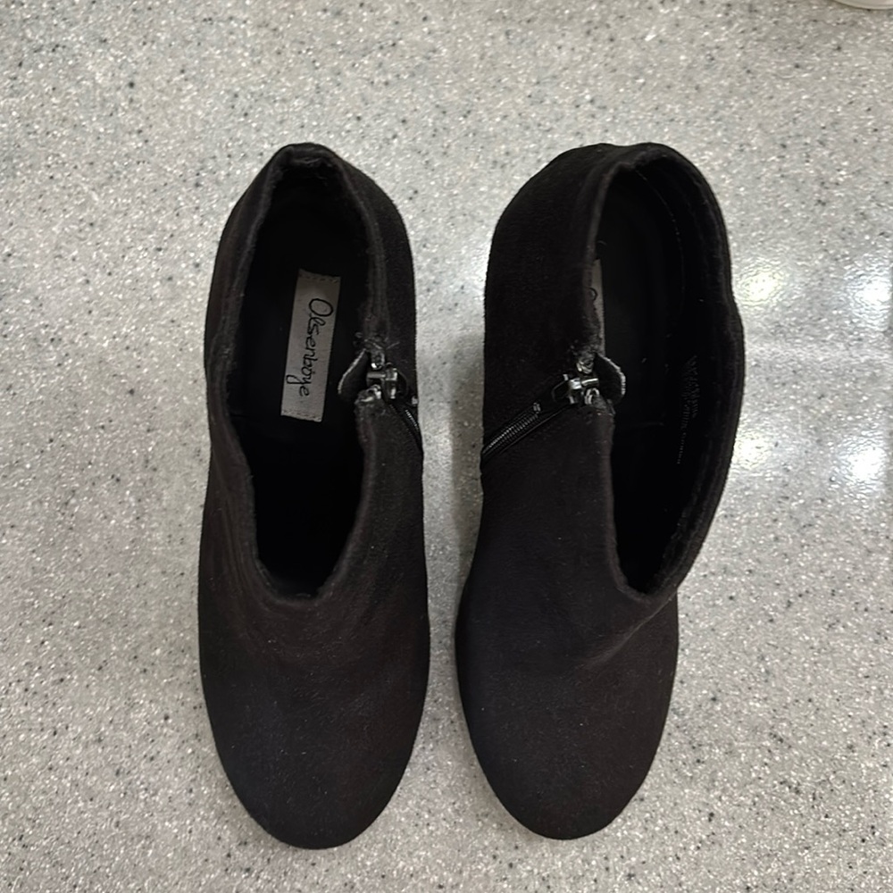 Olsenboye Black Faux Suede Round Toe Side Zip Ankle Boots in Ladies Size 7.5